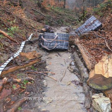 Răsar baxuri cu țigări de contrabandă în pădurile maramureșene Răsar baxuri cu țigări de contrabandă în pădurile maramureșene