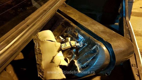 VIDEO | Cu țigări de contrabandă în rezervorul mașinii