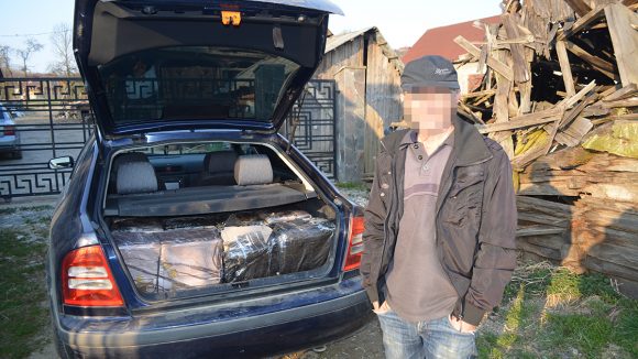 VIDEO | A rămas și fără țigările de contrabandă și fără mașina cu care le căra. În schimb a primit un dosar penal