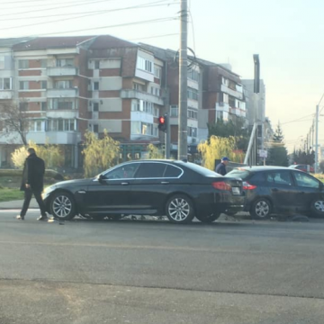 Două mașini s-au tamponat în intersecție