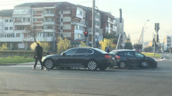 Două mașini s-au tamponat în intersecție Două mașini s-au tamponat în intersecție