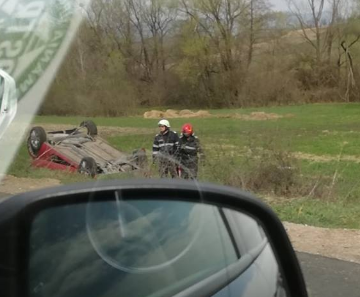 Video|Fetiță rănită după ce mașina în care se afla s-a răsturnat pe plafon Video|Fetiță rănită după ce mașina în care se afla s-a răsturnat pe plafon