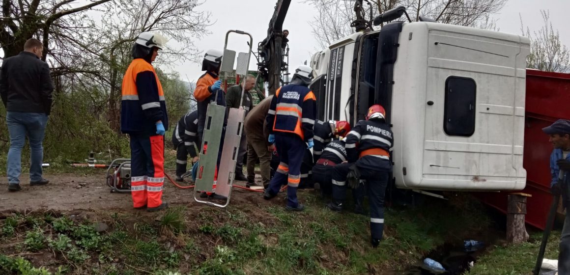 Accident grav – un camion cu lemne s-a răsturnat în Bârsana