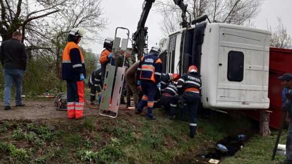 Accident grav – un camion cu lemne s-a răsturnat în Bârsana