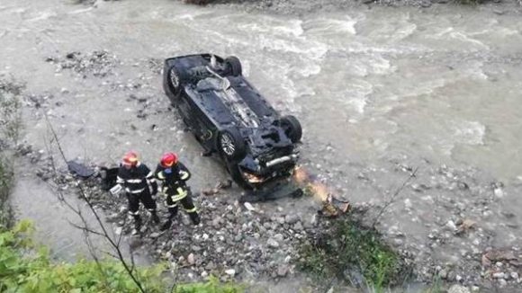 VIDEO | A condus beat și s-a răsturnat cu mașina în râu VIDEO | A condus beat și s-a răsturnat cu mașina în râu