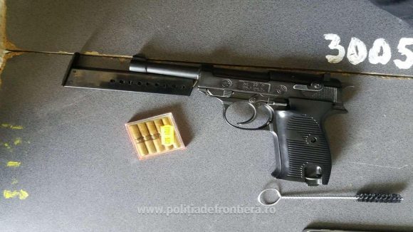 Prins în vamă cu un pistol și cu cartușe