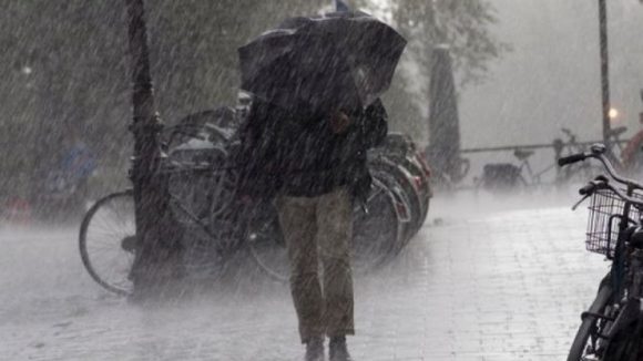 ALERTA METEO de vremea rea, prelungită: Furtuni şi ploi torenţiale, în mai multe regiuni