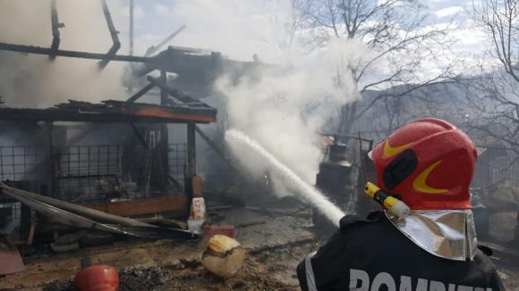 VIDEO | Weekend cu incendii la acoperișuri, la anexe gospodărești, dar și de vegetație VIDEO | Weekend cu incendii la acoperișuri, la anexe gospodărești, dar și de vegetație