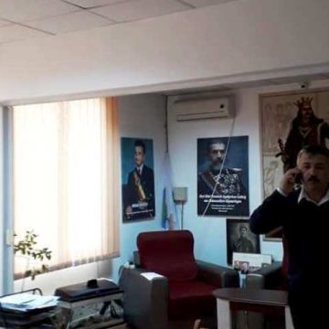 Tablou cu Nicolae Ceaușescu în biroul unui primar liberal