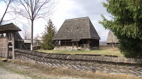 Video|Tot mai mulți turiști vin în Maramureș, zeci de mii ajung anual și la Muzeul Satului din Sighet