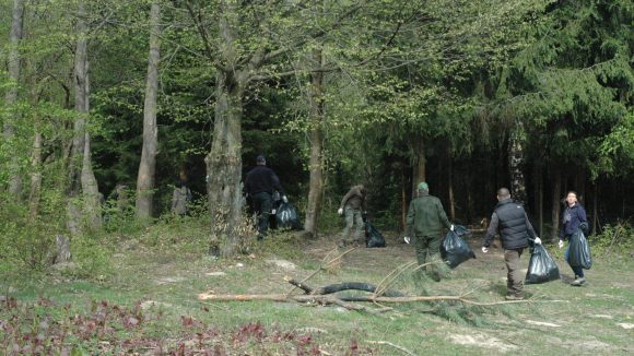 Ecologizare de Ziua Pământului: la strâns gunoaie pe malul lacului Firiza Ecologizare de Ziua Pământului: la strâns gunoaie pe malul lacului Firiza