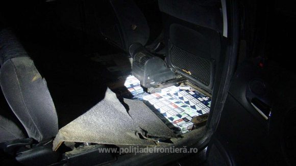 VIDEO | Prins cu țigări de contrabandă în podeaua mașinii
