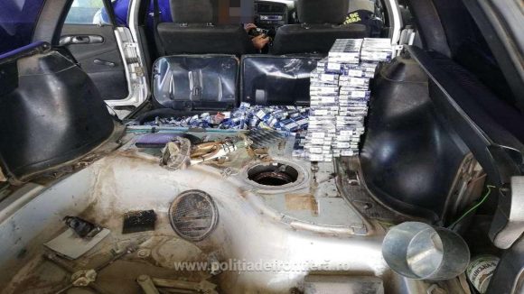 Țigări ascunse în rezervorul unei mașini dibuite de un câine Țigări ascunse în rezervorul unei mașini dibuite de un câine
