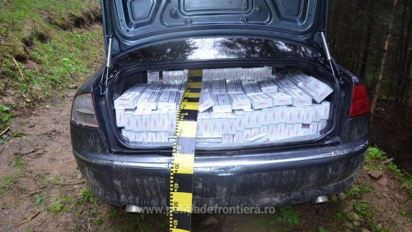 VIDEO | Mașină abandonată, burdușită cu țigări de contrabandă VIDEO | Mașină abandonată, burdușită cu țigări de contrabandă