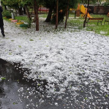 Urgie în Baia Mare: a căzut grindină cât oul de găină (FOTO+VIDEO)