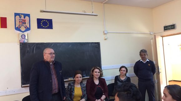 Discuții cu elevii privind riscurile consumului de droguri