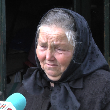 VIDEO | O bătrână a rămas doar cu promisiuni după ce i-a ars casa