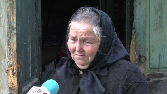 VIDEO | O bătrână a rămas doar cu promisiuni după ce i-a ars casa