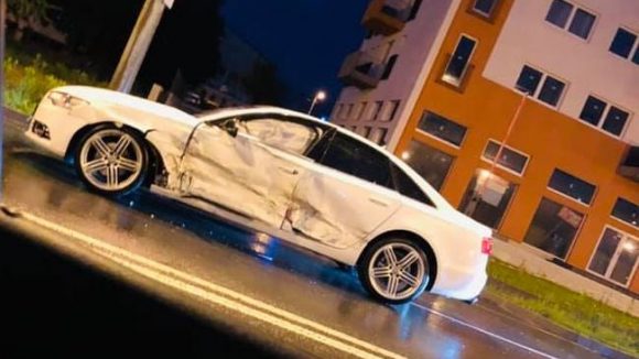 VIDEO | Trei dintr-o lovitură: un tânăr cu permisul anulat a avariat trei mașini după ce a intrat pe contrasens VIDEO | Trei dintr-o lovitură: un tânăr cu permisul anulat a avariat trei mașini după ce a intrat pe contrasens