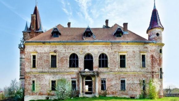 Un castel din Maramureș, scos la vânzare