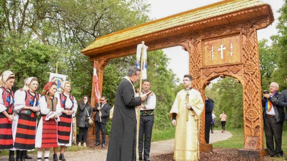 VIDEO | Delegația Consiliului Județean a celebrat poarta maramureșeană amplasată în Viena VIDEO | Delegația Consiliului Județean a celebrat poarta maramureșeană amplasată în Viena