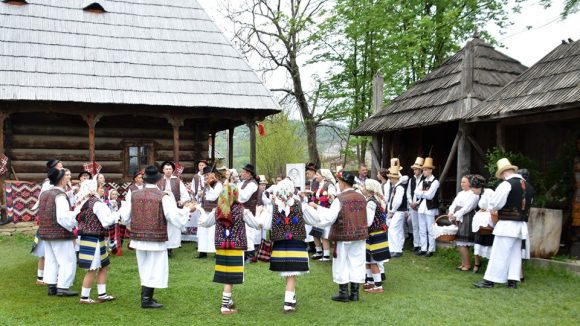 GALERIE FOTO | Festivalul “Câte flori pe Iza-n sus”, de la Dragomirești, la a 22-a ediție