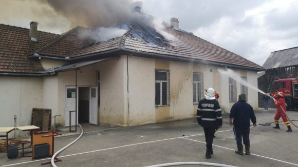 Incendiu la școala din Văleni ( FOTO)