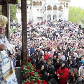 Mii de oameni au fost la hramul mic al Mănăstirii Rohia Mii de oameni au fost la hramul mic al Mănăstirii Rohia