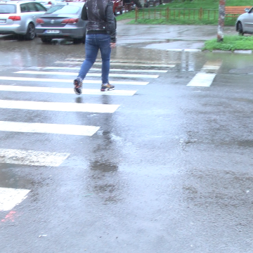 Nevoiți să traverseze prin băltoace Nevoiți să traverseze prin băltoace
