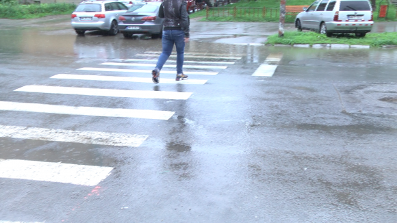 Nevoiți să traverseze prin băltoace Nevoiți să traverseze prin băltoace