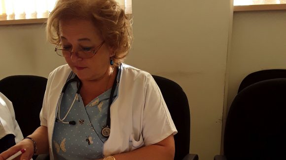 Mamele, încurajate de specialiștii Spitalului Județean să își hrănească bebelușii la sân