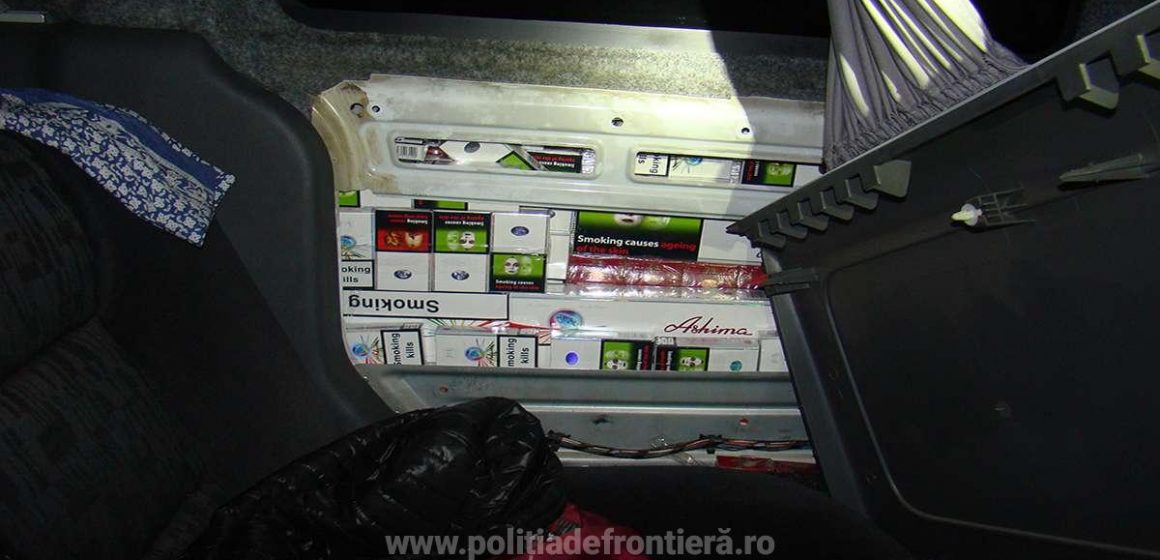 VIDEO | Peste 600 de pachete cu țigări de contrabandă ascunse în peretele lateral al unei mașini