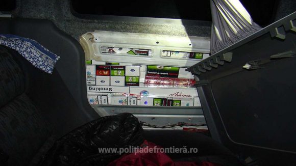 VIDEO | Peste 600 de pachete cu țigări de contrabandă ascunse în peretele lateral al unei mașini