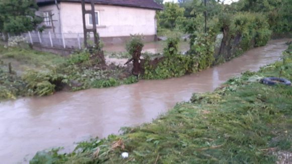 Case inundate în Mânău după o „rupere de nori”