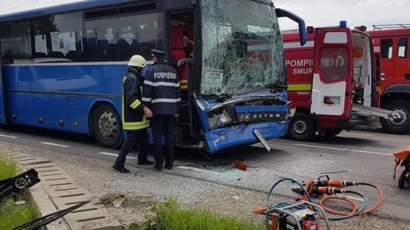 GALERIE FOTO & VIDEO | Mai multe persoane au ajuns la spital după un accident cu un autobuz și un altul cu o autoutilitară răsturnată în șanț
