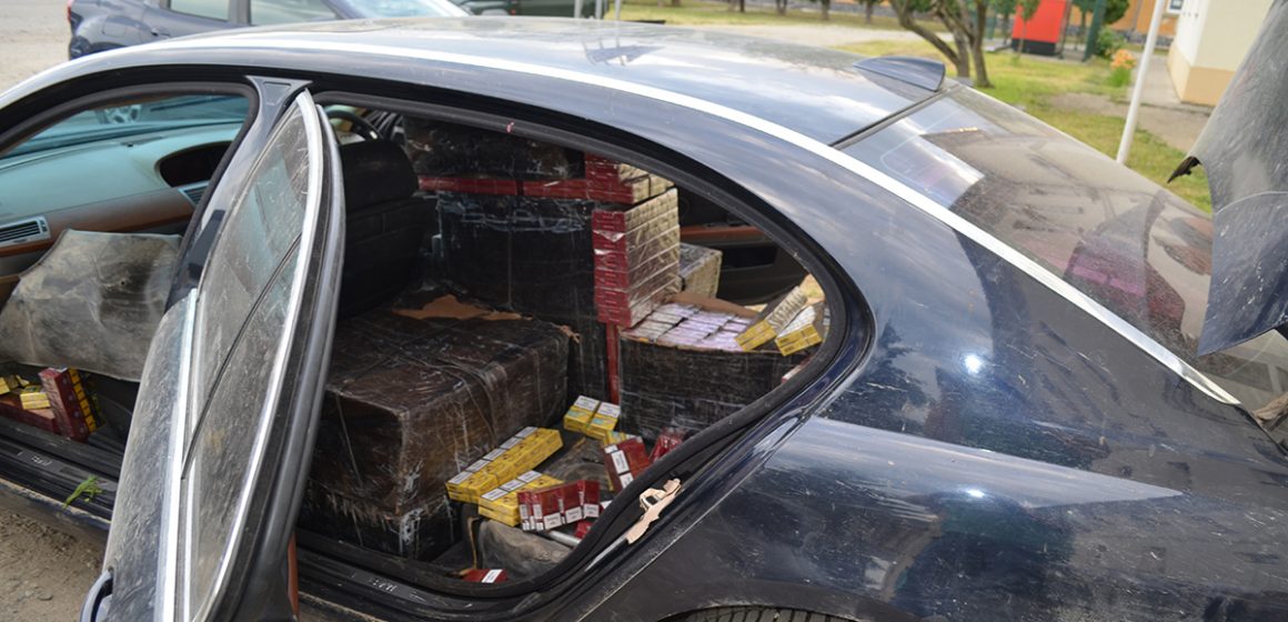 Un contrabandist urmărit în trafic a fost prins după ce a intrat cu mașina printr-un gard. Consumase și alcool Un contrabandist urmărit în trafic a fost prins după ce a intrat cu mașina printr-un gard. Consumase și alcool