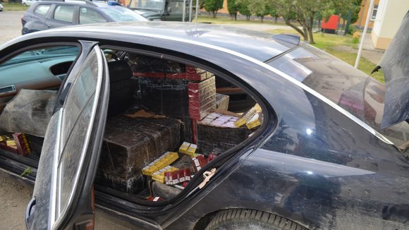 Un contrabandist urmărit în trafic a fost prins după ce a intrat cu mașina printr-un gard. Consumase și alcool Un contrabandist urmărit în trafic a fost prins după ce a intrat cu mașina printr-un gard. Consumase și alcool