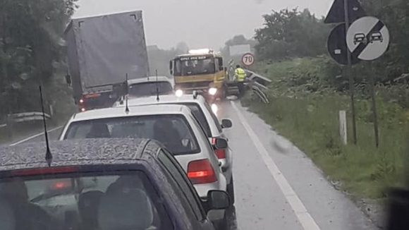 A intrat pe contrasens și a lovit două mașini A intrat pe contrasens și a lovit două mașini