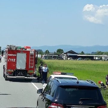 Fetiță rănită după ce mașina în care se afla a ajuns cu roțile-n sus