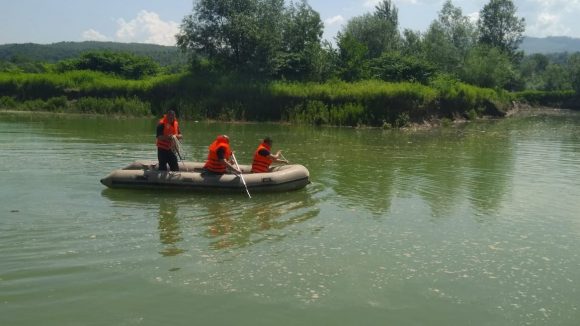 Copil dispărut la balastieră, căutat de pompieri și scafandri Copil dispărut la balastieră, căutat de pompieri și scafandri