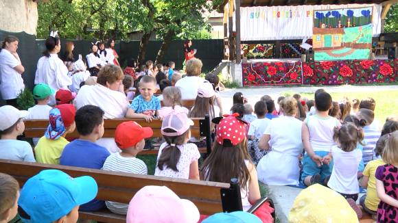 VIDEO | Special: piesă de teatru pentru copii pusă în scenă de educatoarele lor VIDEO | Special: piesă de teatru pentru copii pusă în scenă de educatoarele lor