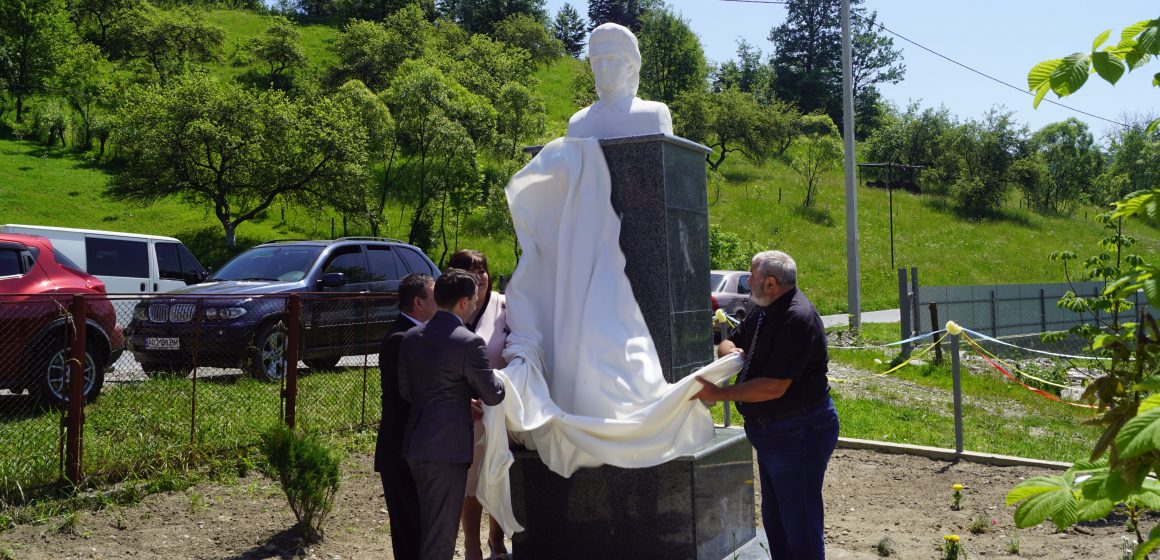 VIDEO | 130 de ani fără Eminescu. Dezvelirea bustului marelui poet la Topcina (Maramureșul de Nord, Ucraina)