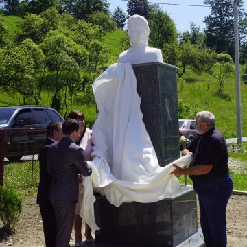 VIDEO | 130 de ani fără Eminescu. Dezvelirea bustului marelui poet la Topcina (Maramureșul de Nord, Ucraina)
