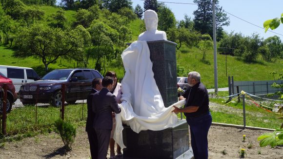 VIDEO | 130 de ani fără Eminescu. Dezvelirea bustului marelui poet la Topcina (Maramureșul de Nord, Ucraina) VIDEO | 130 de ani fără Eminescu. Dezvelirea bustului marelui poet la Topcina (Maramureșul de Nord, Ucraina)