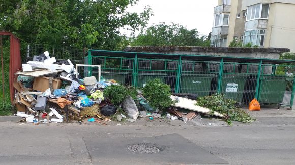 De la cititori – pastel urban cu maldăre de gunoaie De la cititori – pastel urban cu maldăre de gunoaie