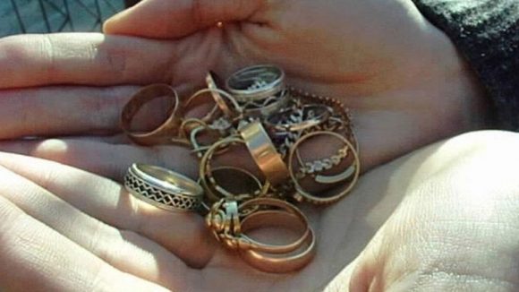 O băimărancă a fost înșelată de o escroacă ziua-n amiaza mare pe stradă. A rămas fără bijuterii și bani O băimărancă a fost înșelată de o escroacă ziua-n amiaza mare pe stradă. A rămas fără bijuterii și bani