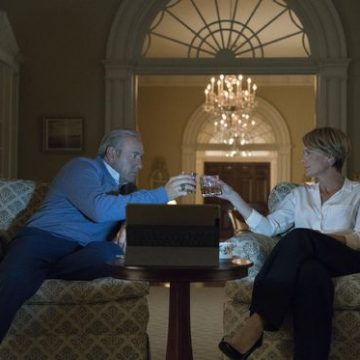 O nouă boală a omului modern. Ce se întâmplă dacă te uiţi la Netflix mai mult de patru ore pe zi