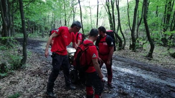 VIDEO | Bărbat căzut într-o râpă, găsit de salvamontiști