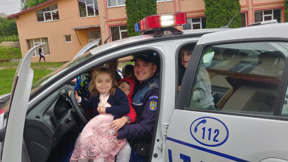 Polițiștii, în mijlocul copiilor