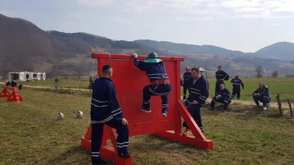 Pompieri la concurs